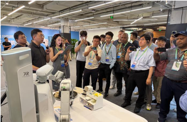 APEC嘉宾走进成都人工智能一线:关注从“大脑”到“本体”的产业链协同