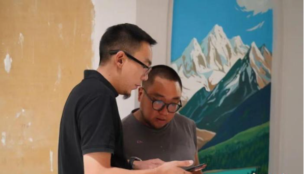 外出求学后返乡 新疆“90后”墙绘师用画笔“焕新”故乡