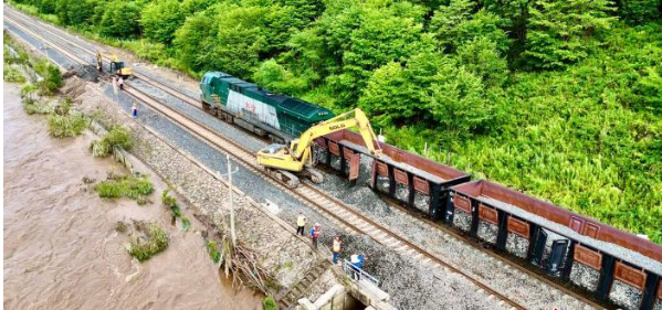 哈铁300余名职工奋战绥佳线水害抢险一线
